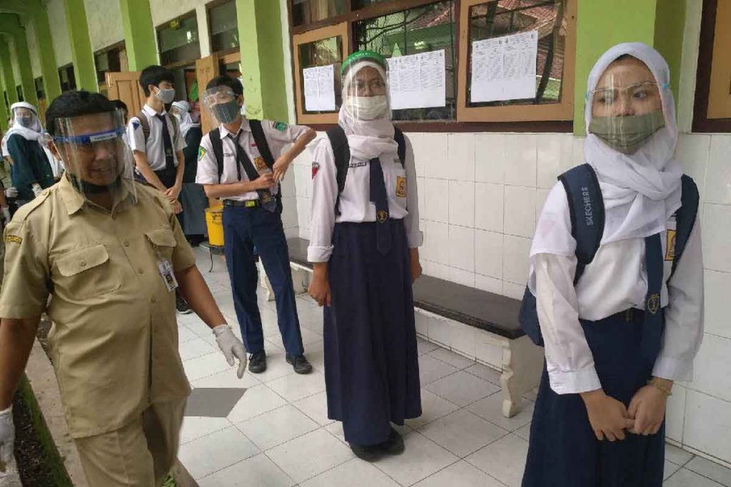 Siswa menjaga jarak sebelum masuk kelas