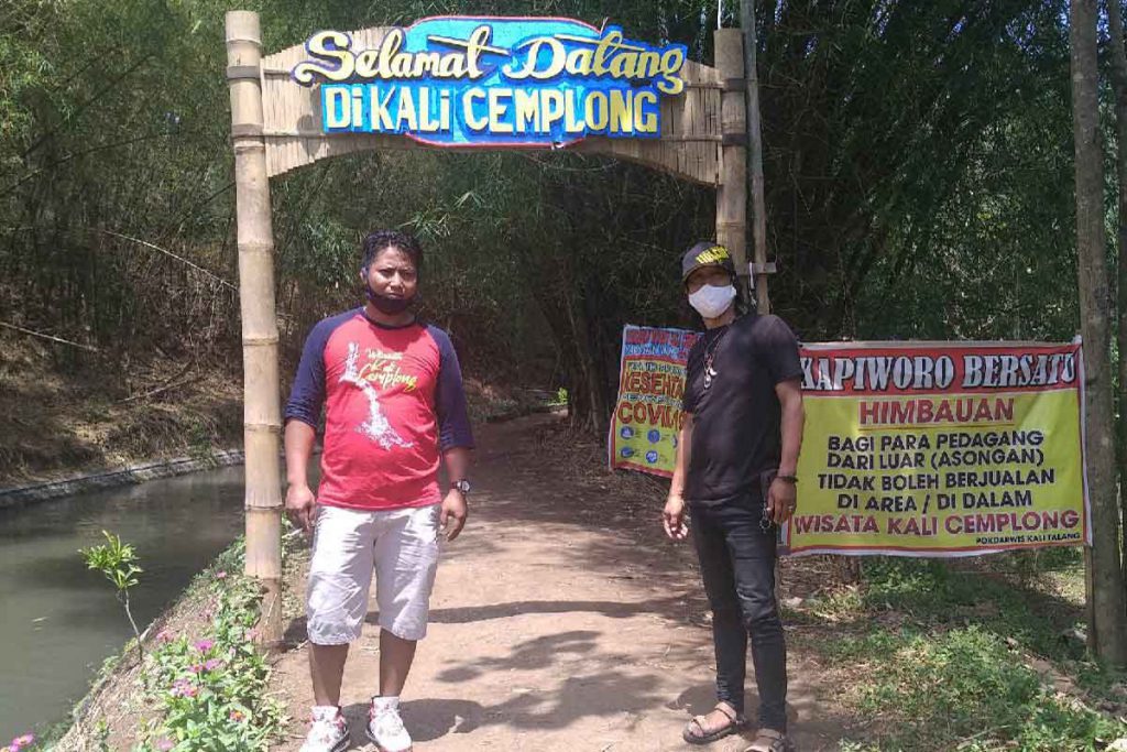 Sudiro Husodo, bersama pemuda karang taruna setempat