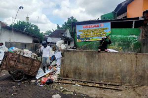 TPS Pasar Genteng II Dijaga Petugas Piket Kebersihan