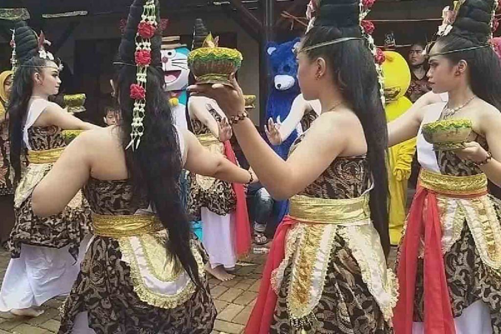 Salah satu pertunjukan tari topeng