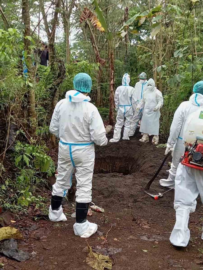 Tenaga medis RSUD Genteng saat memakamkan pasien Covid-19 asal Kecamatan Genteng dan Kecamatan Siliragung.