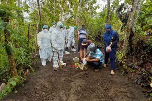 Tenaga medis RSUD Genteng saat memakamkan pasien Covid-19 asal Kecamatan Genteng dan Kecamatan Siliragung.