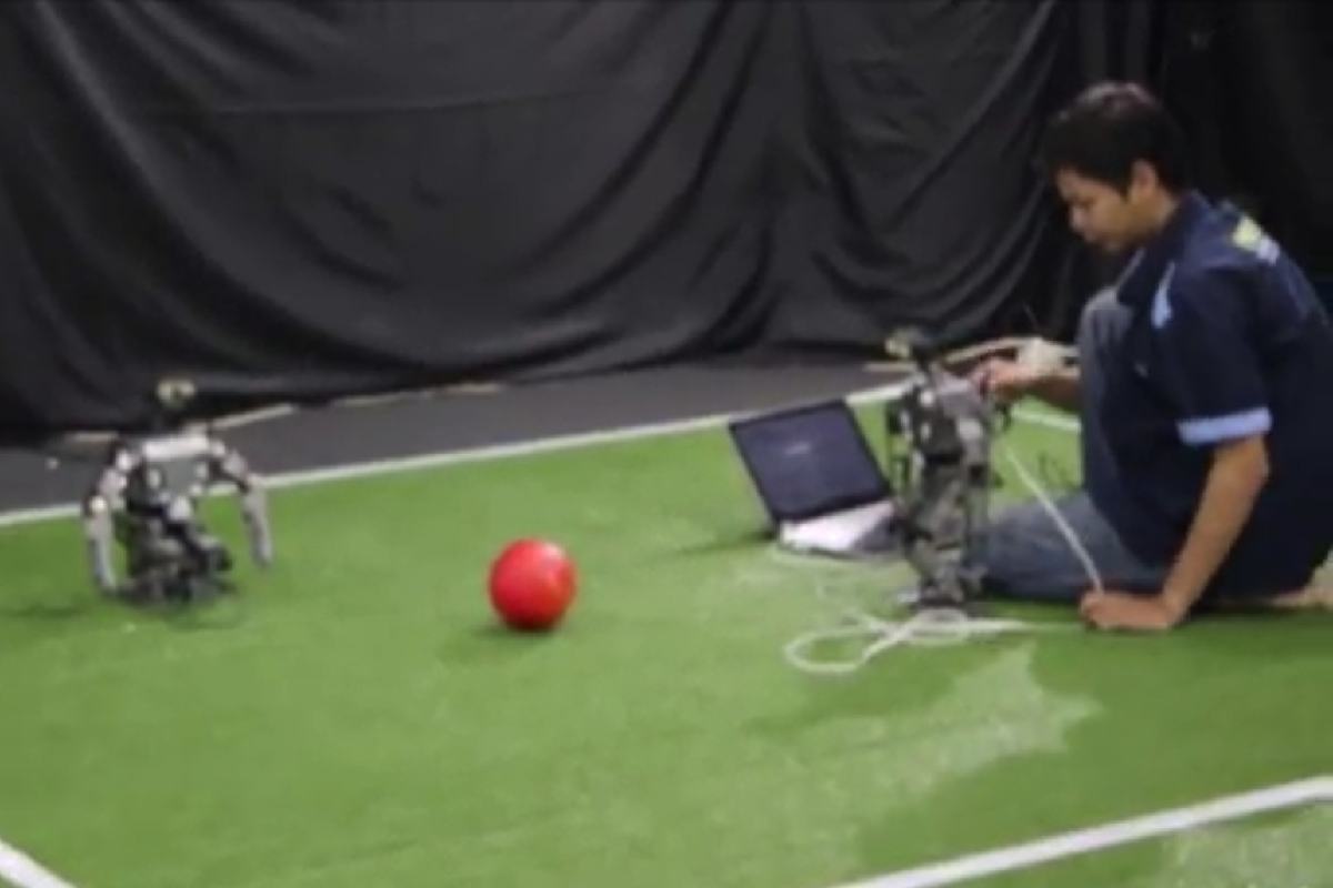 Ujicoba robot sepak bola humanoid