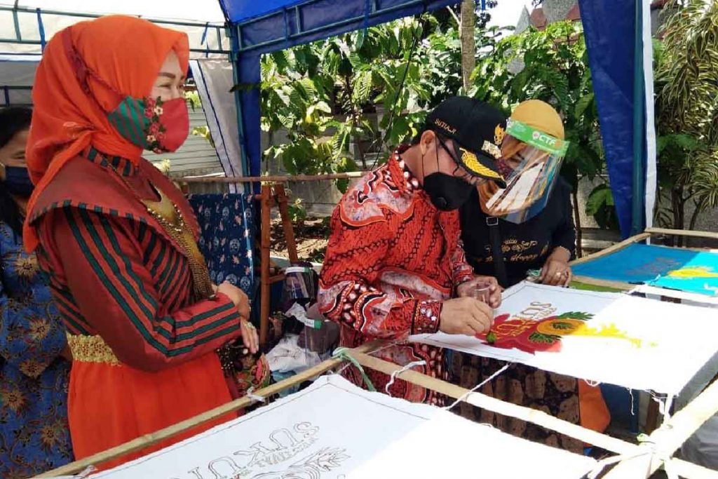 Walikota belajar mbatik motif Batik Sukun
