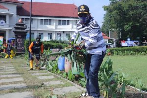 Walikota ikut membersihkan sisa-sisa kerusuhan