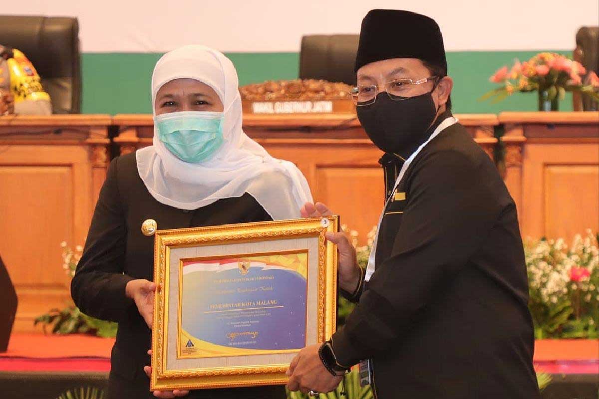 Walikota Malang menerima penghargaan WTP dari Gubernur Jatim - Pemkot Malang Raih WTP Berturut-turut 9 Kali