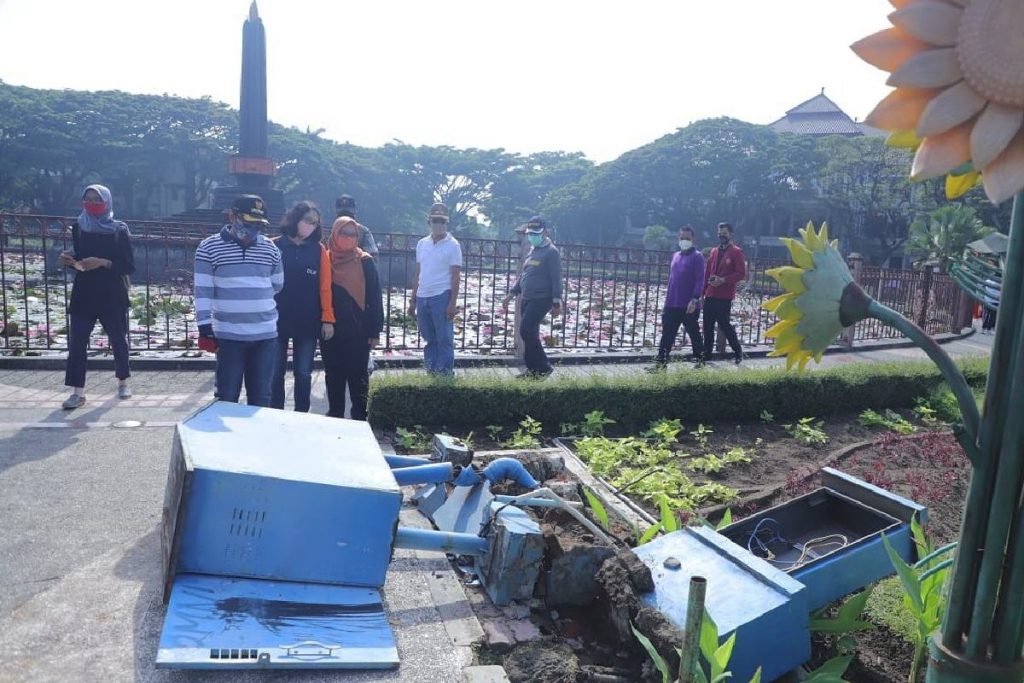 Meninjau beberapa titik Alun-alun Tugu Malang yang rusak