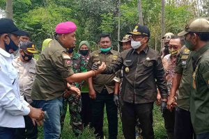 SALAM KOMANDO - Wawali Kota Malang Sofyan Edi Jarwoko memberikan salam komando pada Robi Irawan Wiratmoko selaku Ketua Umum Lembaga Investigasi Negara - Deklarasi Penanaman 1000 Pisang Cavendish oleh Wawali Kota Malang