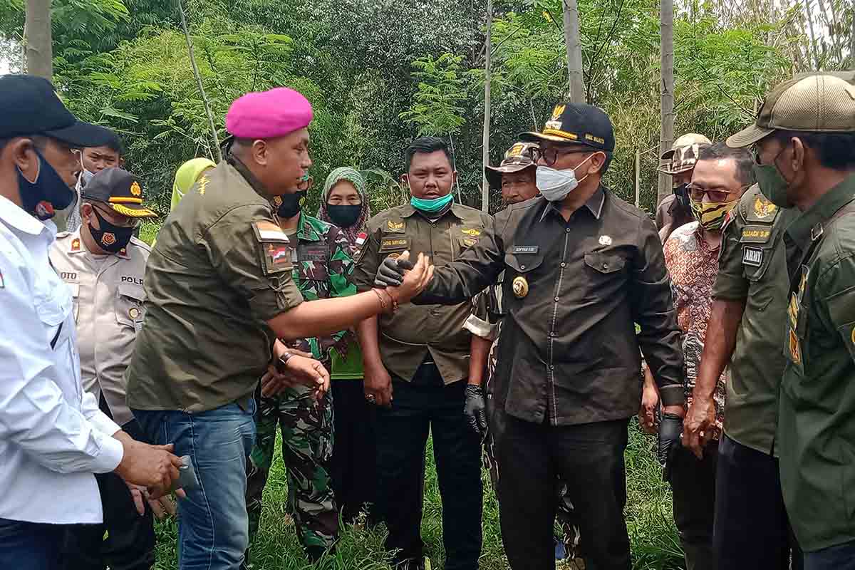 SALAM KOMANDO - Wawali Kota Malang Sofyan Edi Jarwoko memberikan salam komando pada Robi Irawan Wiratmoko selaku Ketua Umum Lembaga Investigasi Negara - Deklarasi Penanaman 1000 Pisang Cavendish oleh Wawali Kota Malang