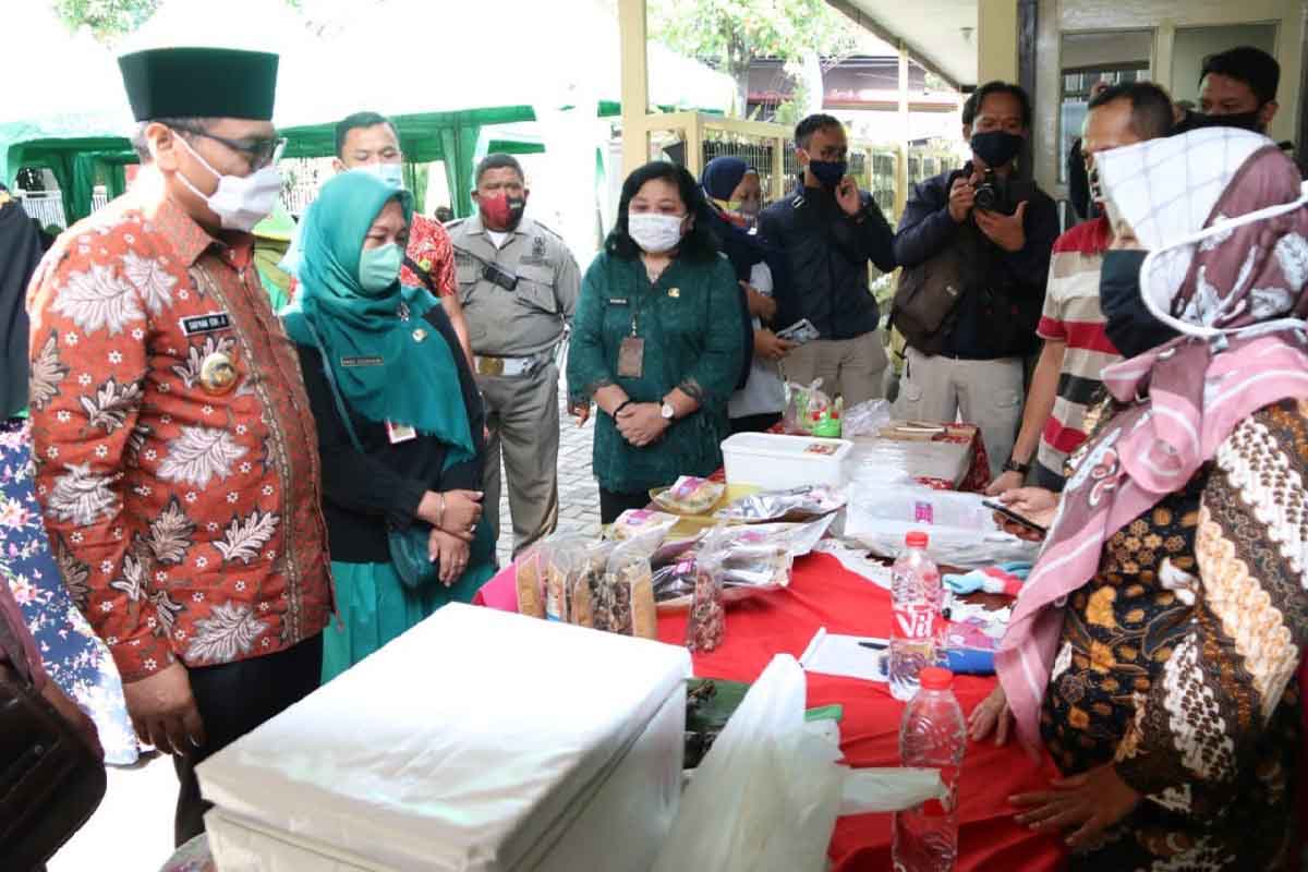 Wawali meninjau produk pangan peserta Kampung Pangan - Dispangtan Kuatkan Kampung Pangan di Kota Malang