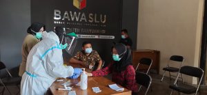 Seluruh Jajaran Bawaslu Banyuwangi Laksanakan Rapid Test