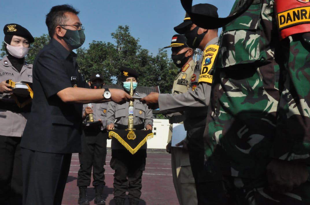 Pjs Bupati Trenggalek saat memberikan reward dan punishment kepada 3 kecamatan penanganan terbaik dan 3 kecamatan penanganan terburuk Covid 19, di Mako Polres Trenggalek - Trenggalek Masuk 5 Terbaik Penanganan Covid Jatim
