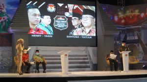 Debat publik pertama antara paslon nomor urut 1 Henry Pradipta Anwar - Yasin Hermanto dengan paslon nomor urut 2 Santoso - Tjutjuk Sunario