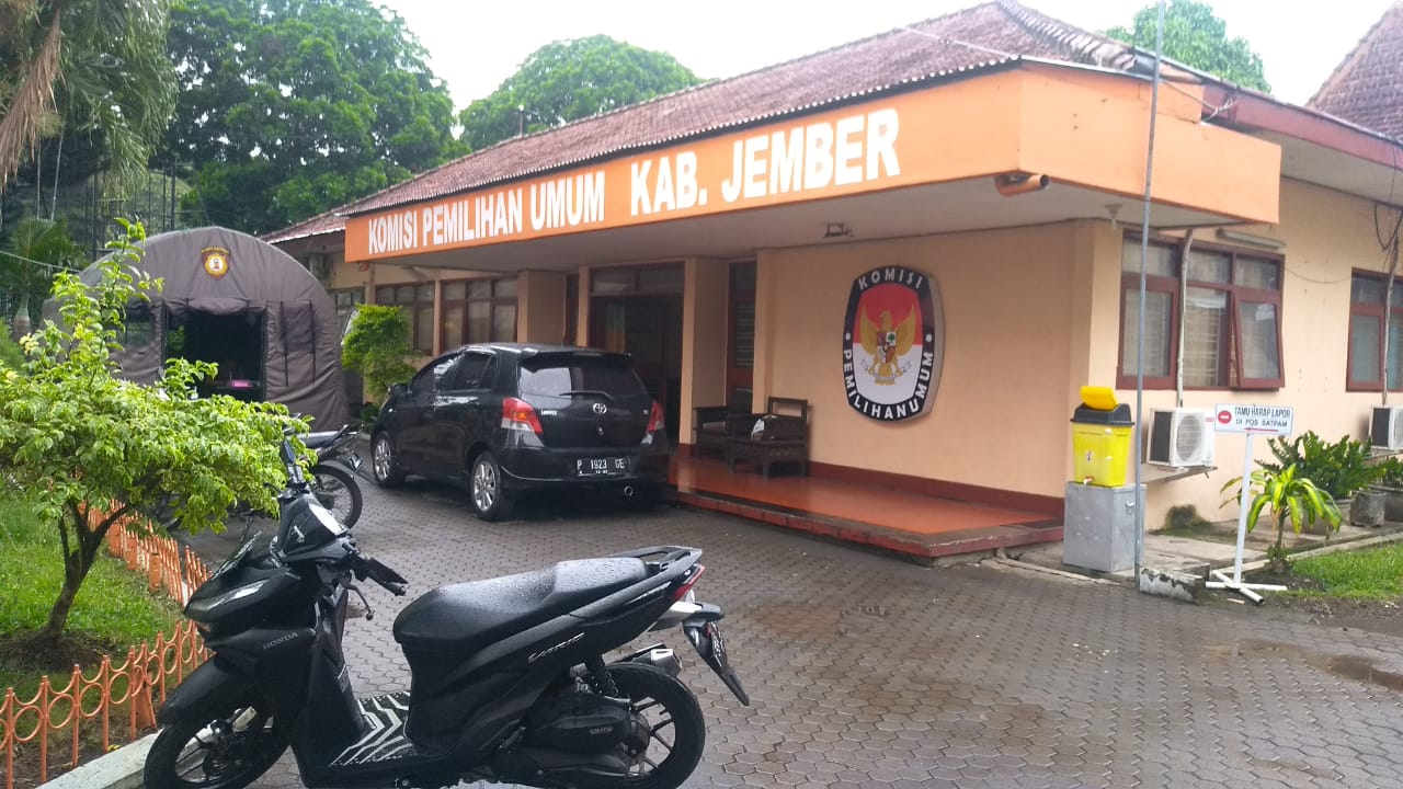 Kantor KPU Jember, tempat komisioner KPU bekerja menyusun rencana kerja untuk menyukseskan Pilkada Kabupaten Jember 9 Desember mendatang