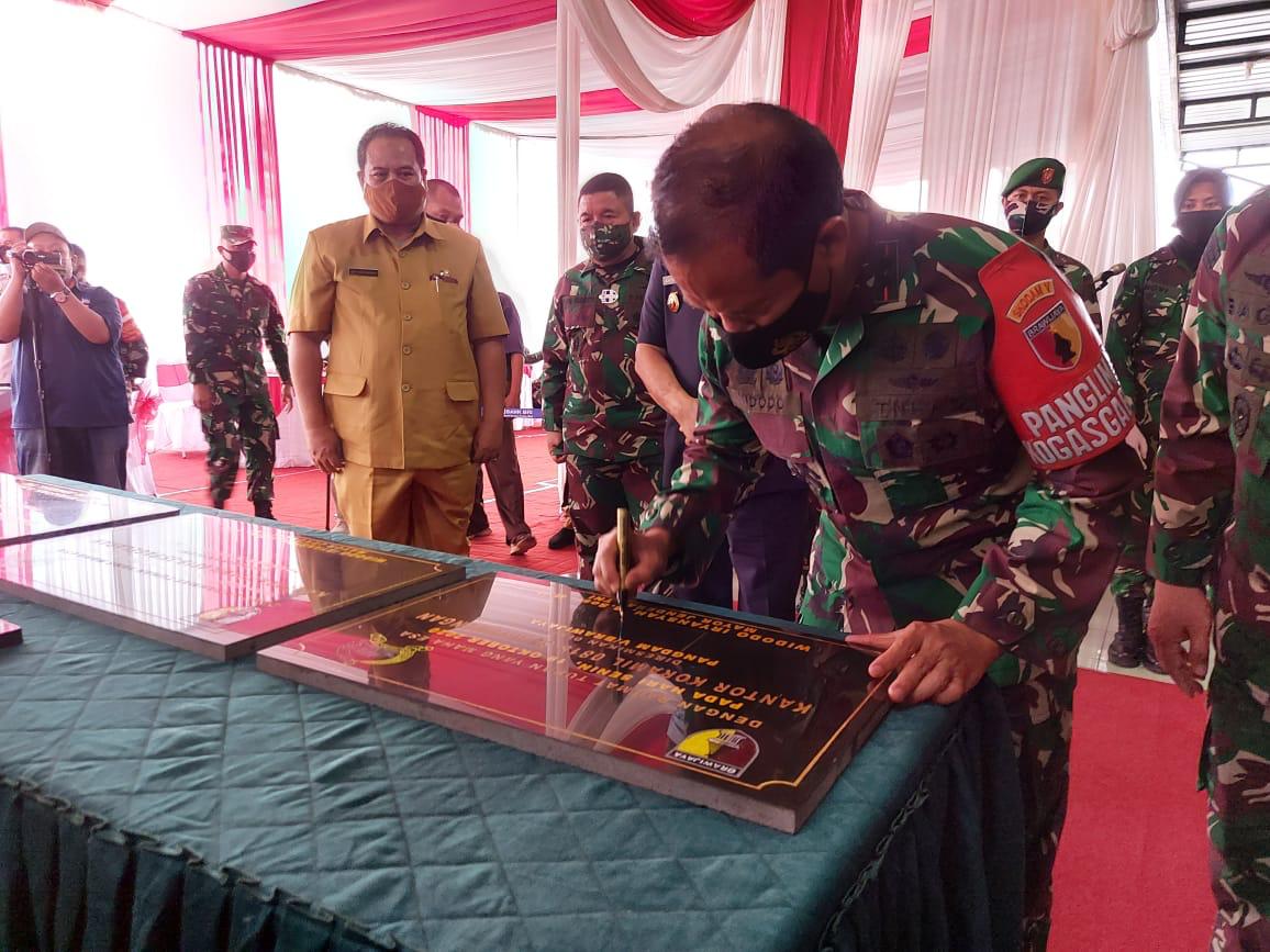 PERESMIAN - Pangdam V/Brawijaya, Mayor Jenderal TNI Widodo secara simbolis meresmikan tiga Koramil jajaran Kodim 0818 Kab Malang-Batu