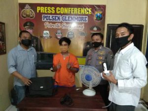 Mohammad Taufan tersangka pencurian laptop SMP PGRI 2 Glenmore diapit anggota Polsek Glenmore