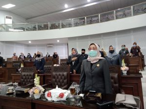 Anggota Dewan Hanya Liatin Handphone Saat Sidang Paripurna