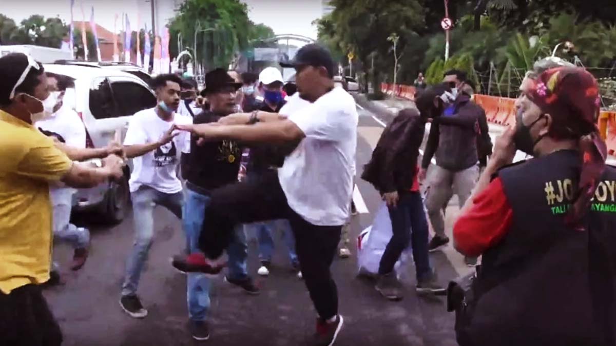 Aksi Tolak Habib Rizieq Sihab Berakhir Ricuh