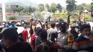 Anggota Divisi Advokasi Hukum dan Peradilan, MCW, Raymond Tubing dalam konfrensi pers di depan Among Tani, Kota Batu - Wisata Air Sumber Jombok Munculkan Kontroversi