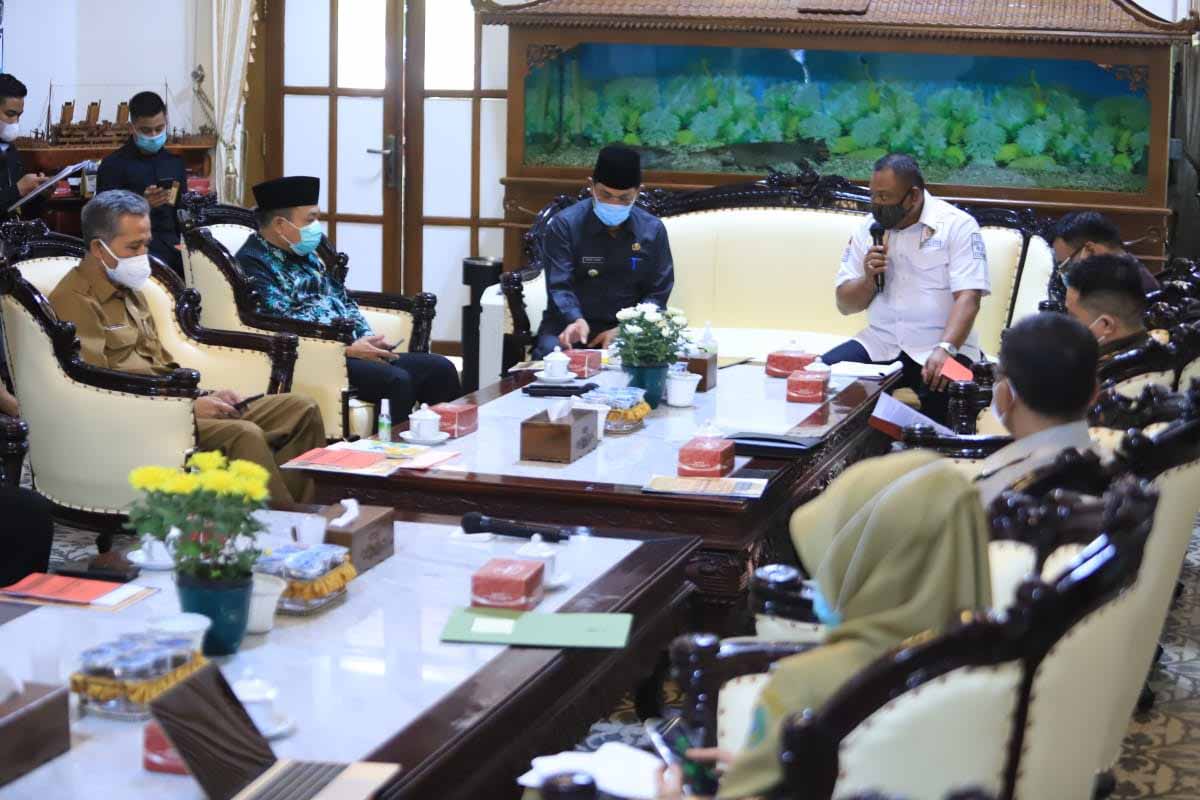 EVALUASI - Anggota Komisi III DPR RI, Rahmat Muhajirin mengevaluasi kinerja eksekutif dan legislatif di hadapan Pj Bupati Sidoarjo, Hudiyono dan seluruh OPD di lingkungan Pemkab Sidoarjo di Pendopo Delta Wibawa, Senin (16/11/2020) - Anggota Komisi III DPR RI Evaluasi Kinerja Pemkab dan DPRD Sidoarjo
