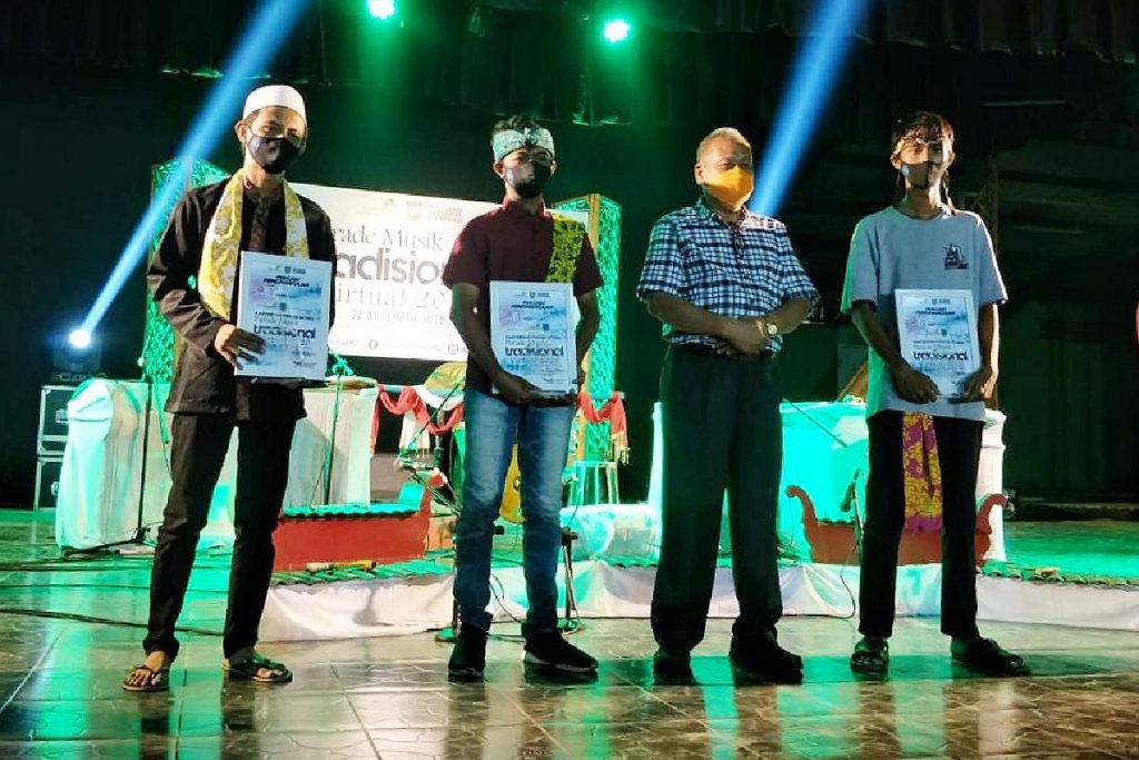 Apresiasi kepada perwakilan peserta Parade Musik Tradisional