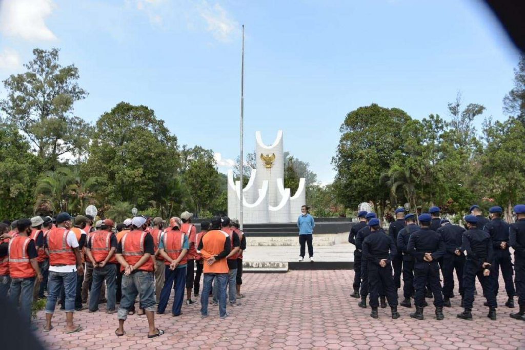 Kalapas berikan pengarahan saat apel sebelum kerja bakti - 33 Napi Dibebaskan di TMP Suropati Malang