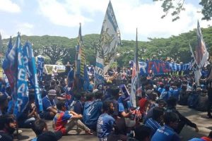 Suporter Arema aksi damai terkait dualisme - Aremania Curhat Kejelasan Yayasan Arema, Walikota Janjikan Kepastian Pekan Depan