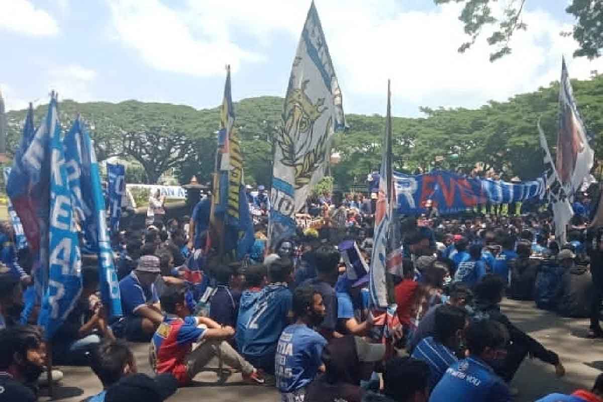 Suporter Arema aksi damai terkait dualisme - Aremania Curhat Kejelasan Yayasan Arema, Walikota Janjikan Kepastian Pekan Depan