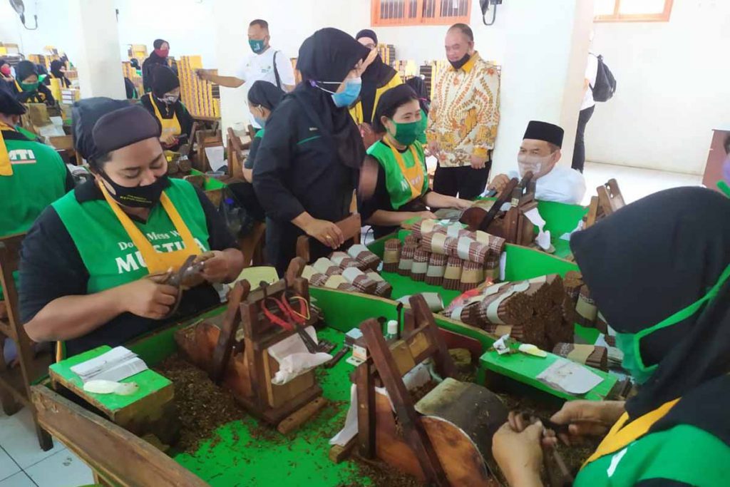 DIALOG - Cabup Sidoarjo, Bambang Haryo Soekartono (BHS) berdialog dengan para karyawan dan pimpinan Pabrik Rokok PT Putra Maju Jaya (Ngaban) dan PT Mustika Kencana Indonesia (Gempolsari), Kecamatan Tanggulangin, Kamis (12/11/2020).