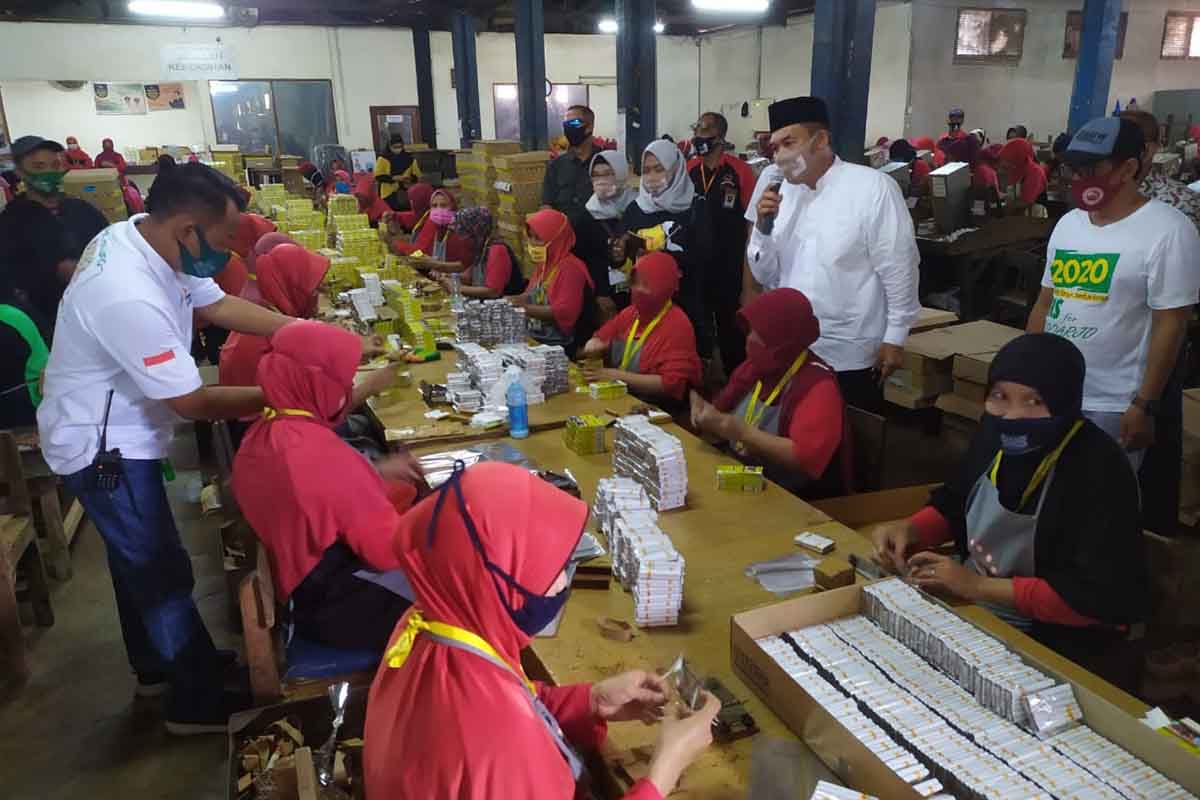 DIALOG - Cabup Sidoarjo, Bambang Haryo Soekartono (BHS) berdialog dengan para karyawan dan pimpinan Pabrik Rokok PT Putra Maju Jaya (Ngaban) dan PT Mustika Kencana Indonesia (Gempolsari), Kecamatan Tanggulangin, Kamis (12/11/2020) - Dukung BHS - Taufiq, Pengusaha Rokok Sidoarjo Minta Berbagai Jenis Perizinan Dipermudah