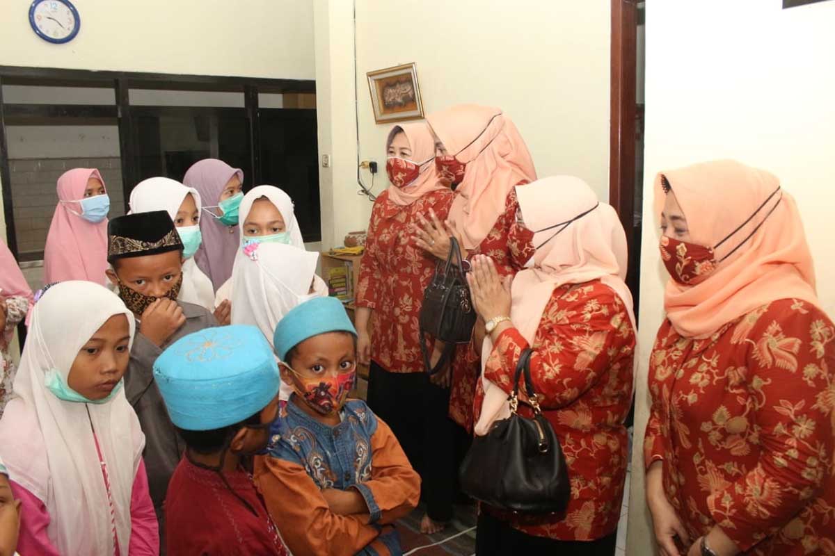 BERBAGI - Bakti Sosial (Baksos) dalam rangka HUT Dharma Wanita Persatuan (DWP) ke 21 dan HUT Korpri ke 49 Tahun 2020 digelar DWP dan Korpri Sidoarjo dengan berbagi 400 paket sembako untuk 20 panti asuhan di Sidoarjo, Kamis (19/11/2020) - DWP, Korpri dan Baznas Sidoarjo Bagi 400 Sembako
