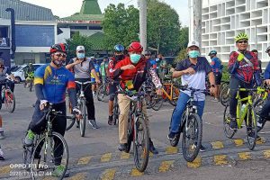 GOWES BARENG : Bersama Forkopimda Bupati Gresik Sambari saat mendampingi gowes bareng bersama Komandan Resimen 084 Bhaskara - Bupati Gresik Gowes Bareng Danrem 084