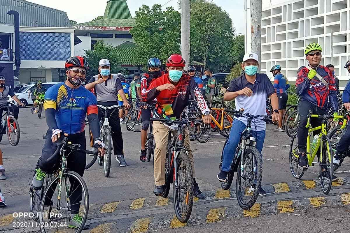 GOWES BARENG : Bersama Forkopimda Bupati Gresik Sambari saat mendampingi gowes bareng bersama Komandan Resimen 084 Bhaskara - Bupati Gresik Gowes Bareng Danrem 084
