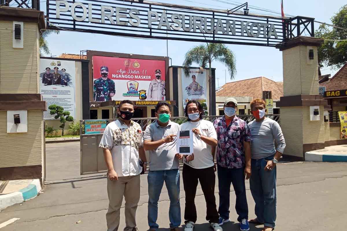 LAPOR: Tampak Bolo Tegas datangi KPU Kota dan melaporkan berita hoax ke Polresta Pasuruan - Bolo Tegas Laporkan Berita Hoax Hasil Debat Cawali Kota Pasuruan