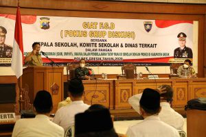 RAPAT PERSIAPAN: Bupati Gresik Sambari saat memimpin rapat persiapan pembelajaran tatap muka di Ruang Mandala Bakti Praja Kantor Bupati Gresik lantai IV pada Selasa (24/11/2020) - Pemkab Gresik Siapkan Perbup Untuk Kembali ke Sekolah