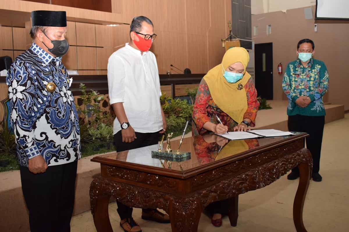 RAPAT PARIPURNA: Bupati Lamongan Fadeli bersama para pimpinan DPRD pada rapat paripurna penetapan Perda tentang APBD Tahun 2021 - APBD 2021, Pemkab Lamongan Prioritaskan Penanganan Dampak Covid-19