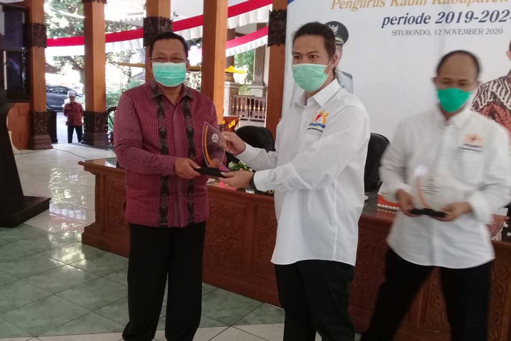 Bupati Situbondo serahkan Cinderamata kepada Ketua Umum Kadin Jawa Timur