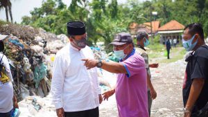 LIMBAH PLASTIK - Cabup Sidoarjo, Bambang Haryo Soekartono (BHS) berdialog dengan pemilik perusahaan pengelolaan limbah plastik Suwaji warga Desa Becirongengor, Kecamatan Wonoayu, Sidoarjo, Senin (09/11/2020) - BHS Apresiasi Pengolahan Limbah Plastik Becirongengor
