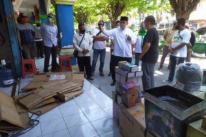 DIALOG - Cabup Sidoarjo, Bambang Haryo Soekartono (BHS) berdialog dengan pemilik tokoh elektronik di Pasar Larangan yang sempat terbakar pekan kemarin untuk memperbaiki sistem pengamanan pasar dari kebakaran, Senin (16/11/2020) - BHS - Taufiq Siap Lengkapi Pasar Tradisional dengan Water Sprinkler Fire