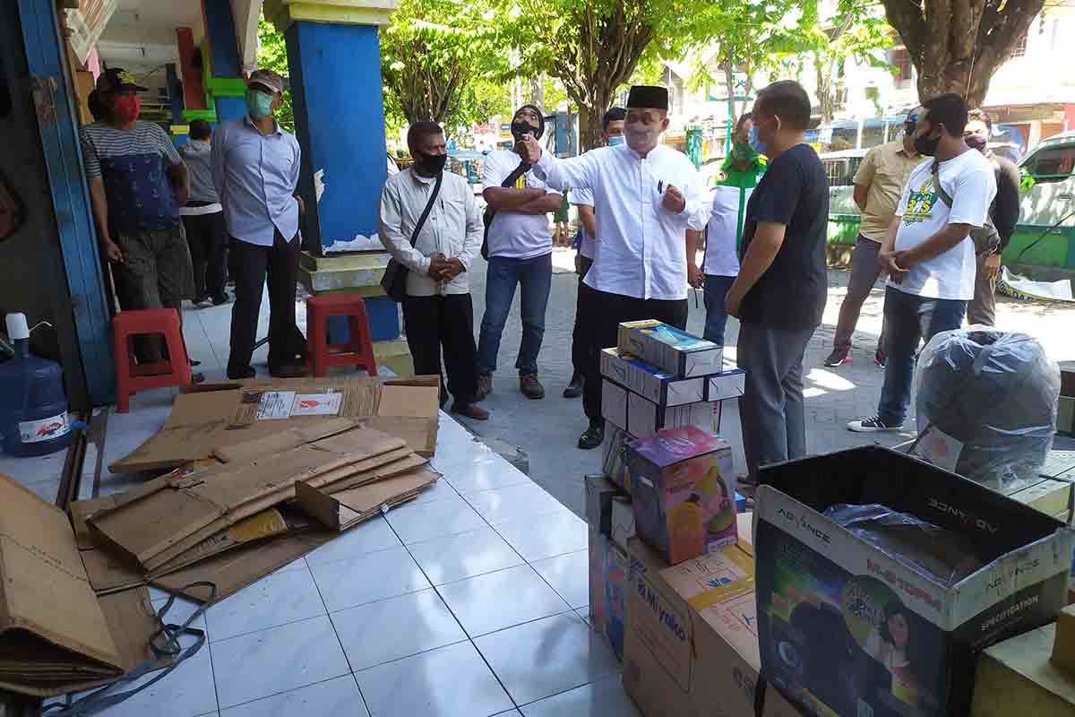 DIALOG - Cabup Sidoarjo, Bambang Haryo Soekartono (BHS) berdialog dengan pemilik tokoh elektronik di Pasar Larangan yang sempat terbakar pekan kemarin untuk memperbaiki sistem pengamanan pasar dari kebakaran, Senin (16/11/2020) - BHS - Taufiq Siap Lengkapi Pasar Tradisional dengan Water Sprinkler Fire
