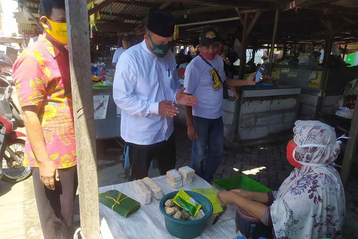 ASPIRASI - Cabup Sidoarjo, Bambang Haryo Soekartono (BHS) menampung aspirasi para pedagang Pasar Perum Pejaya Anugrah, Desa Kramatjegu, Kecamatan Taman, Sidoarjo untuk pengembangan dan perbaikan fasilitas umum, Kamis (05/11/2020) - BHS -Taufiq Siap Fasilitasi Pengembangan Pasar RW