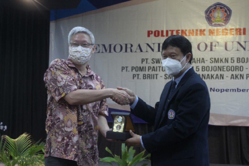Direktur Polinema (kanan) menyerahkan cenderamata Mitras Dudi