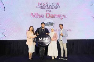 Daneya mendapatkan hadiah Mini Cooper dari MS Glow - Daneya Manjakan Downline, MS Glow Hadiahkan Mini Cooper