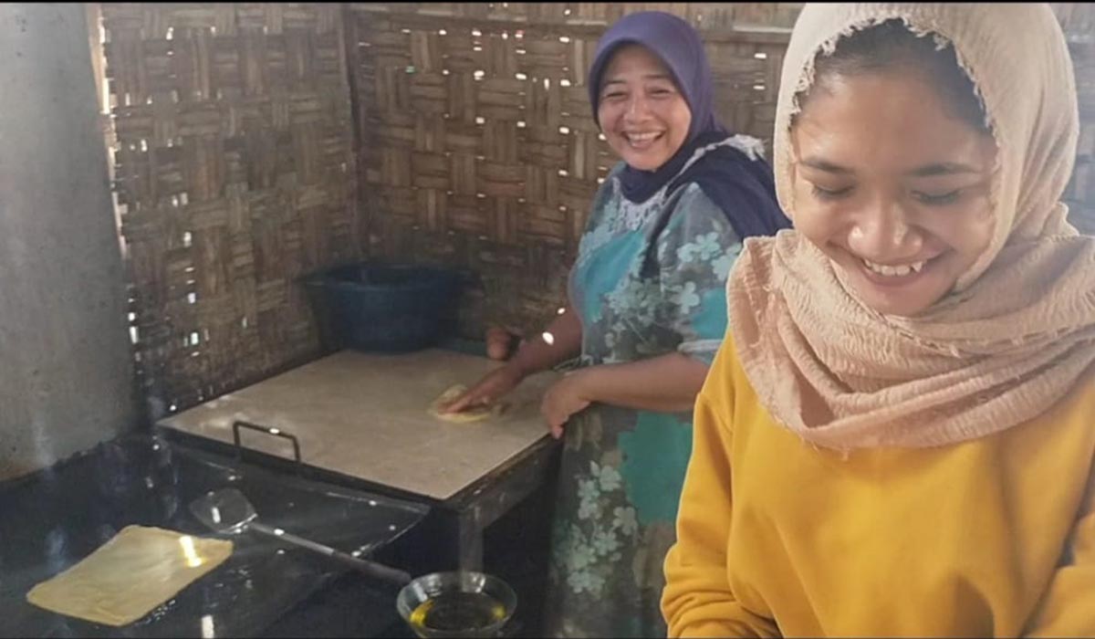 LAYANI PEMBELI : Dibantu ibunya, Dewi saat melayani pembeli - Dewi Berhasil Pasarkan Roti Canai Dan Teh Tarik Ala Serambi Mekkah