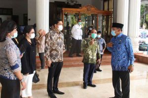 ANTAR UMAT - Direktur Jenderal (Dirjen) Bimbingan Masyarakat (Bimas) Hindu Kementerian Agama RI Dr Tri Handoko Seto berkunjung ke Sidoarjo diterima Pj Bupati Sidoarjo, Hudiyono di Pendopo Delta Wibawa, Rabu (04/11/2020) - Keharmonisan Antar Umat Beragama Sidoarjo Jadi Percontohan