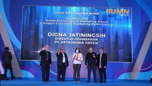 PENGHARGAAN : Direktur Operasi dan Produksi (DOP) Petrokimia Gresik, Digna Jatiningsih menerima penghargaan “The Best Chief Marketing Officer (CMO)" - PETROKIMIA GRESIK DIGANJAR DUA PENGHARGAAN