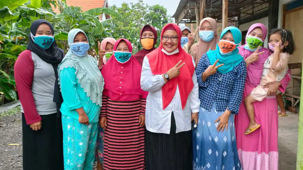 Bu Min Heran Banyak Jalan Desa Berlumpur dan Penuh Lubang.