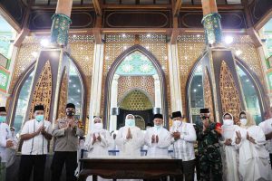 RESMI : Gubernur Jatim Khofifah Indar Parawansa bersama Walikota, Wawali serta jajaran Forkopimda Mojokerto usai peresmian Masjid Agung Al Fattah - Gubernur Jatim Resmikan Masjid Agung Tertua di Mojokerto