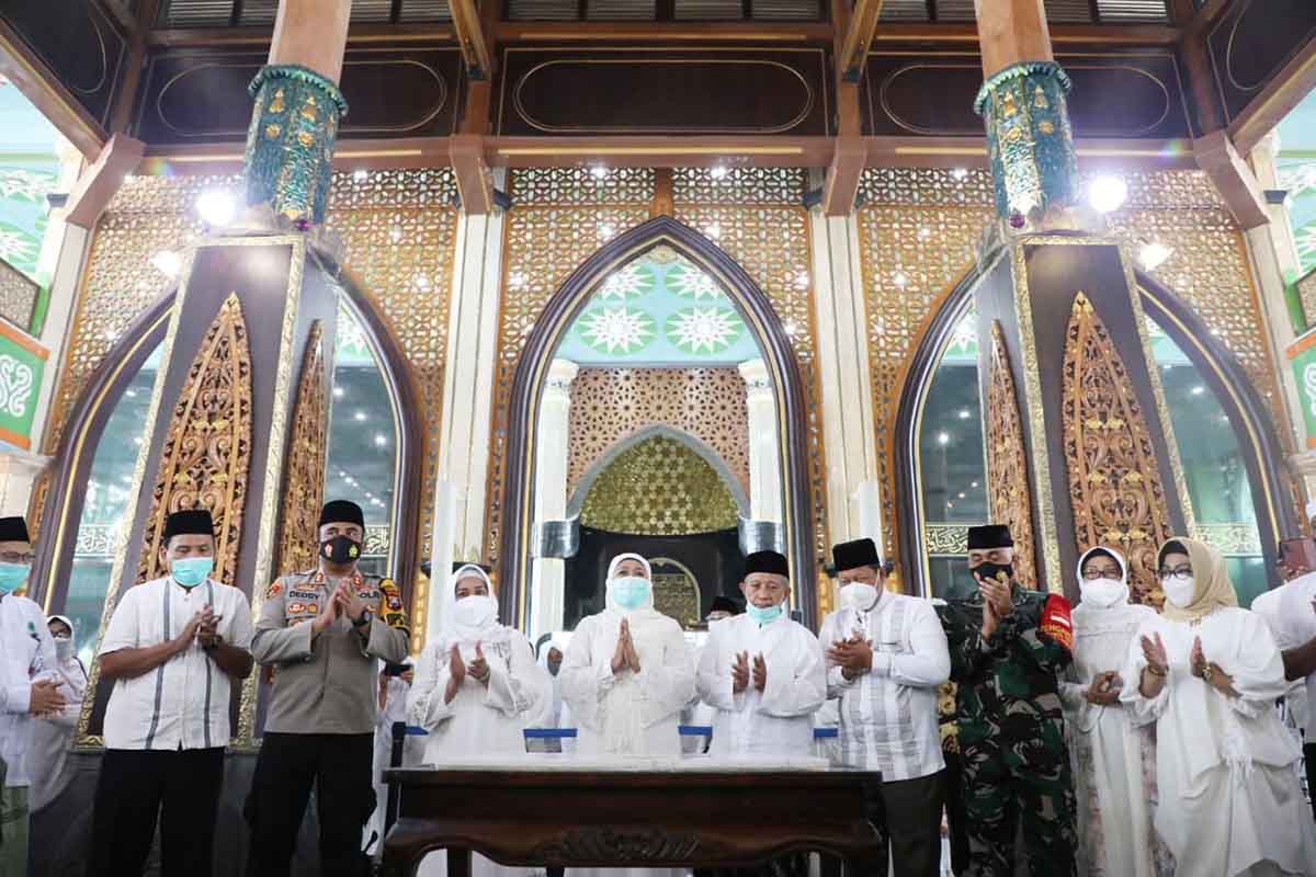RESMI : Gubernur Jatim Khofifah Indar Parawansa bersama Walikota, Wawali serta jajaran Forkopimda Mojokerto usai peresmian Masjid Agung Al Fattah - Gubernur Jatim Resmikan Masjid Agung Tertua di Mojokerto