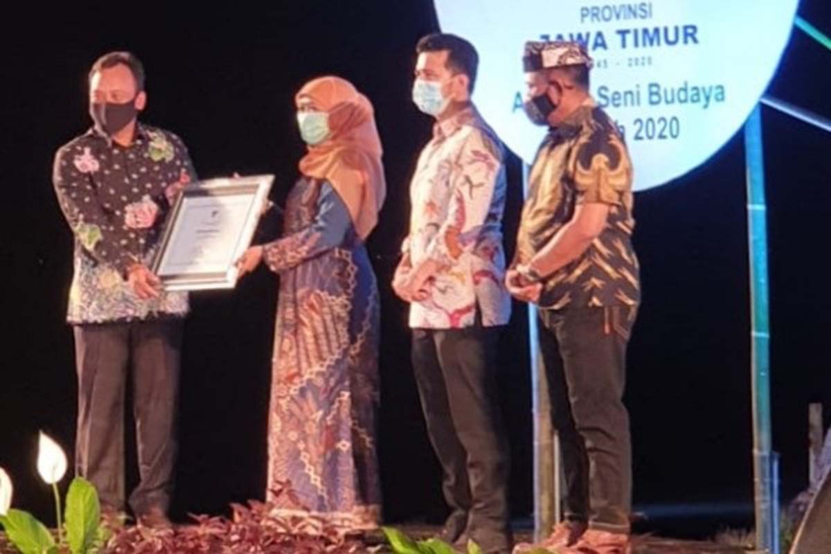 REWARD : Gubernur Jawa Timur Khofifah Indar Parawansa saat menyerahkan sertifikat kepada Kepala Dinas Pariwisata Kota Batu Arief As Siddiq dalam acara Anugerah Seni Budaya tahun 2020 di Surabaya, Sabtu (14/11/2020) malam - Kini Jadi Warisan Budaya Tak Benda